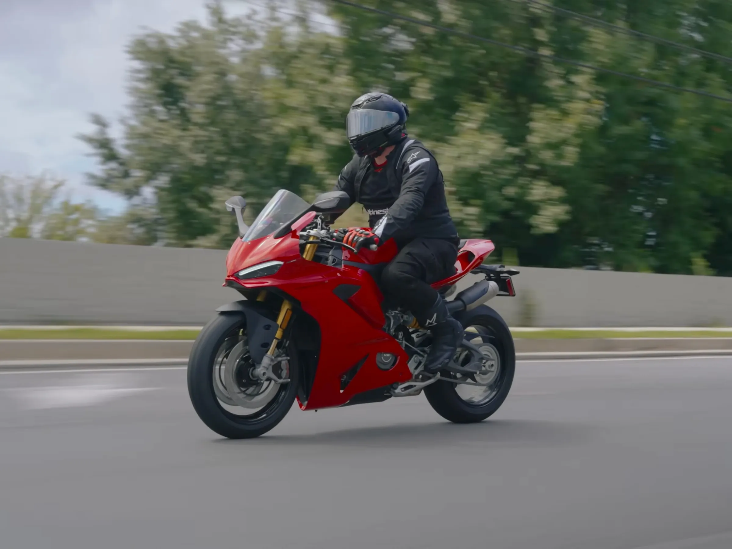 2025 Ducati Panigale V2S photo 1