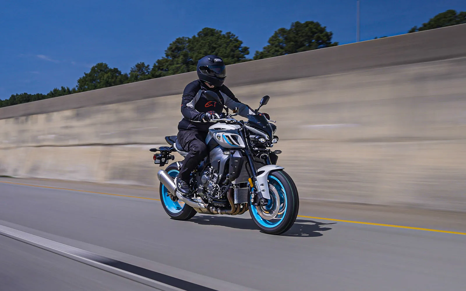 2025 Yamaha MT-10 hero