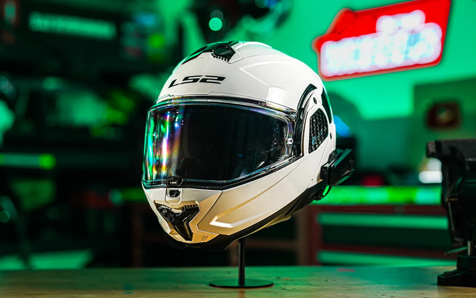 LS2 Advant II hero