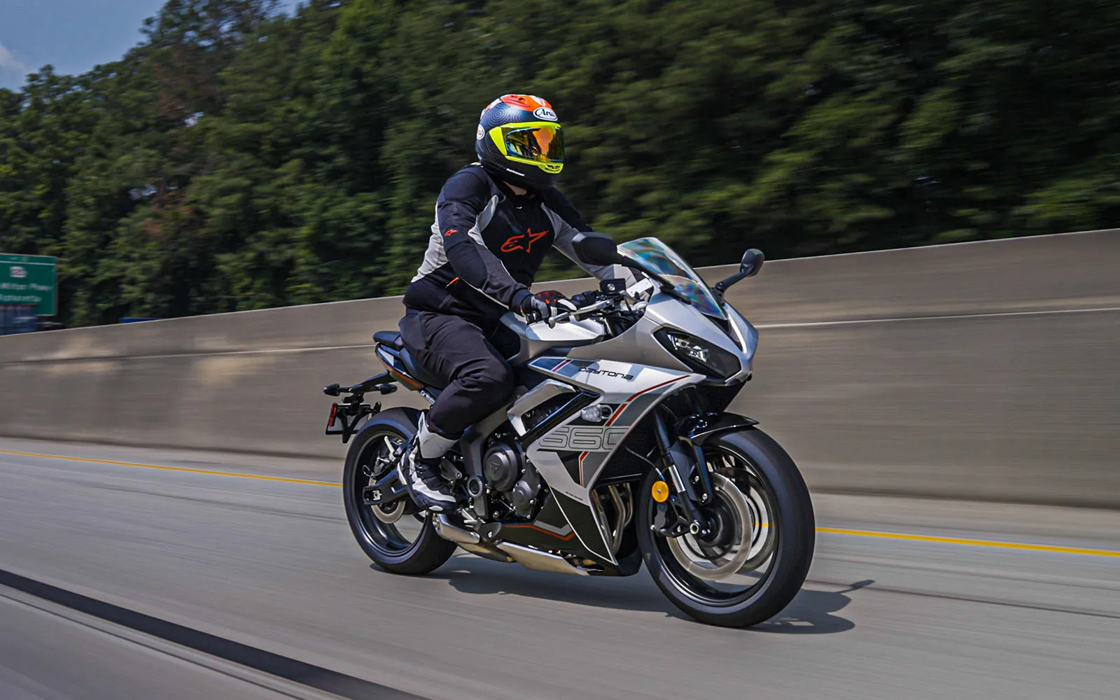 2026 Triumph Daytona 660 hero