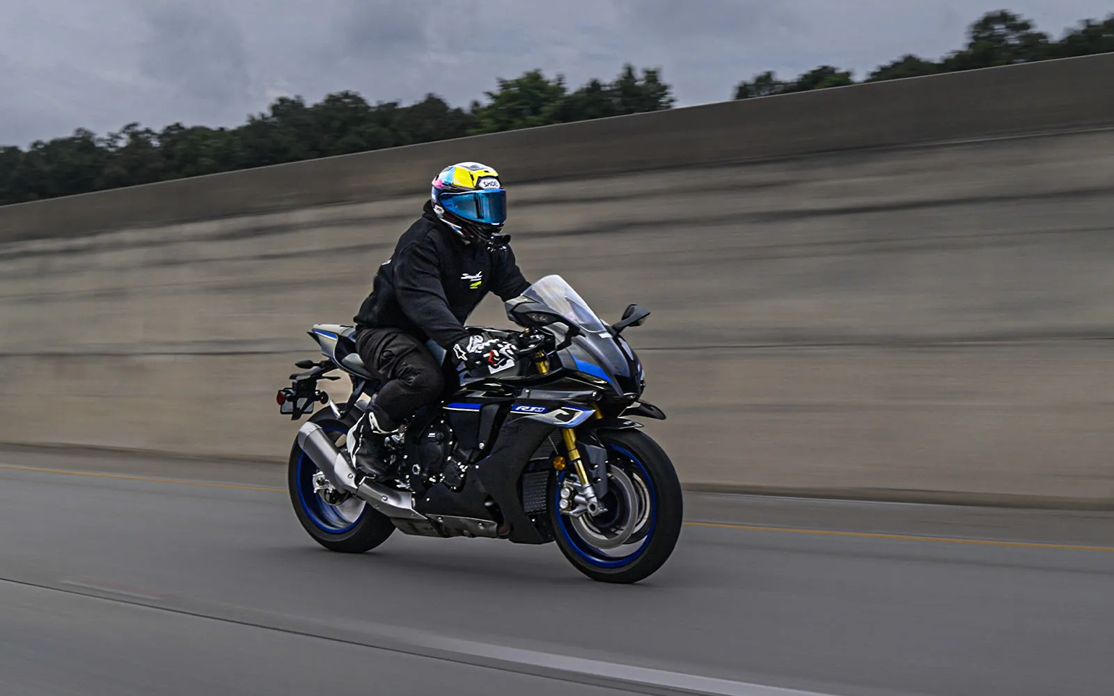 2025 Yamaha R1M hero